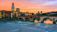 Sonnenuntergang an der Brücke Ponte Pietra, Verona, Italien von Henk Meijer Photography Miniaturansicht