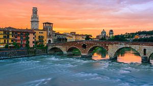 Sonnenuntergang an der Brücke Ponte Pietra, Verona, Italien