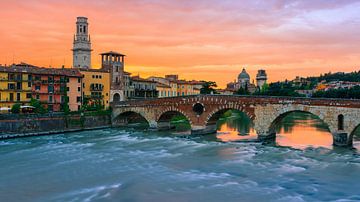 Zonsondergang bij de Ponte Pietra Brug, Verona, Italië