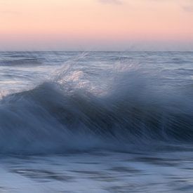 Splashing wave during sunset by Yvonne van Leeuwen