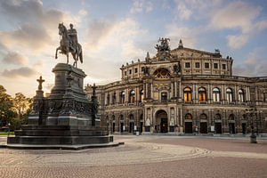 Blick auf die Semperoper Dresden zum Sonnenuntergang