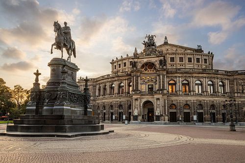Uitzicht op de Semperoper Dresden bij zonsondergang