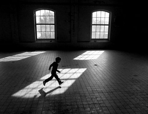 Jongen in leeg pakhuis