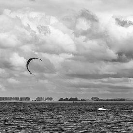 Kitesurfer on Lake Grevelingen (black and white) by Fotografie Jeronimo