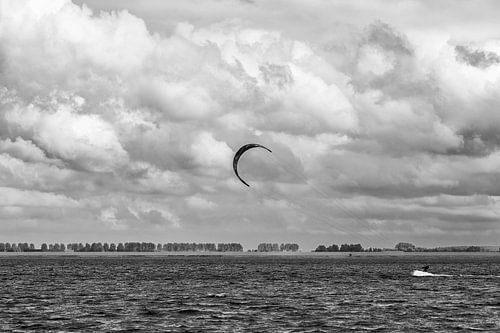 Kitesurfer on Lake Grevelingen (black and white)