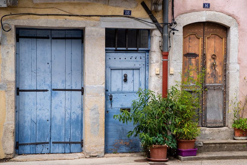 Farbenfrohe Haustüren in Südfrankreich von Fartifos