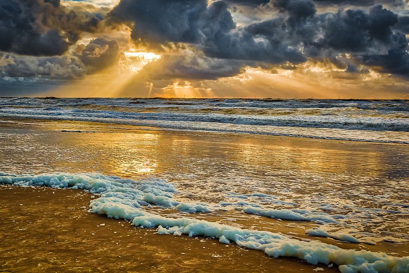 Coucher de soleil au-dessus de la mer pendant le ciel nuageux. par Twan van den Hombergh