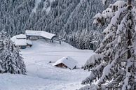 Skistation in den schneebedeckten Schweizer Alpen von Mike Maes Miniaturansicht