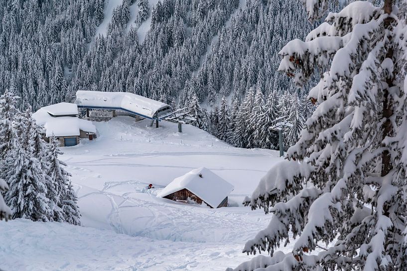 Skistation in den schneebedeckten Schweizer Alpen von Mike Maes