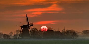 Zonsondergang en de windmolen van Schalsum in Friesland van Harrie Muis