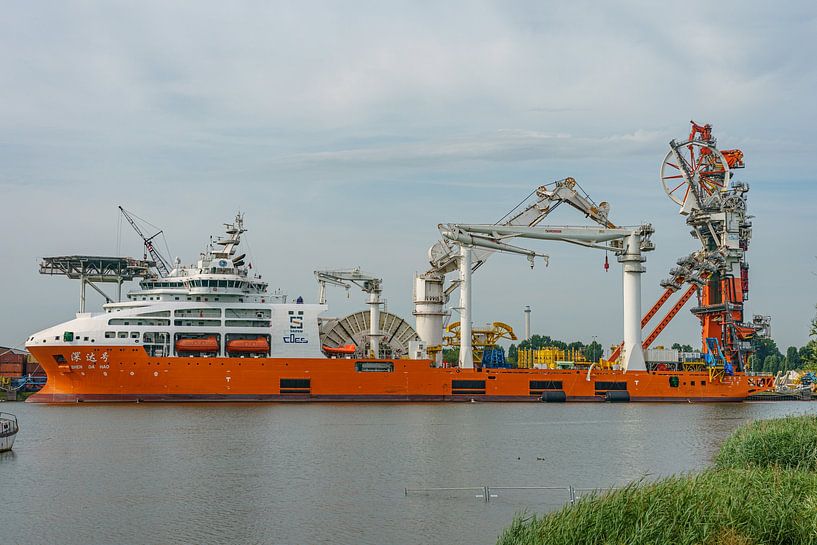 Cable and pipe laying vessel the Shen Da Hao. by Jaap van den Berg