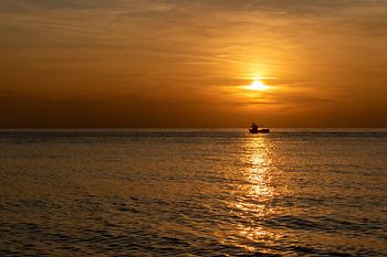 Retour à la maison au coucher du soleil.