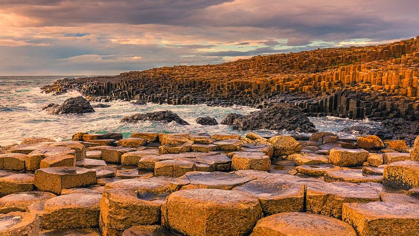 Zonsondergang bij de Giant's Causeway, Noord Ierland van Henk Meijer Photography