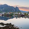 Soleil de minuit sur les îles Lofoten en Norvège sur Tim Vlielander