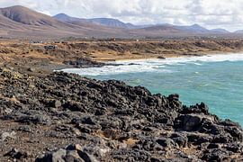 Vue panoramique de la côte rocheuse d'El Cotillo sur l'île canarienne de Fuerteventura. sur Reiner Conrad