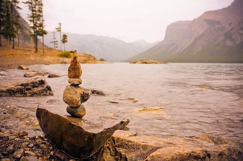 Steinhaufen am Minnewanka-See