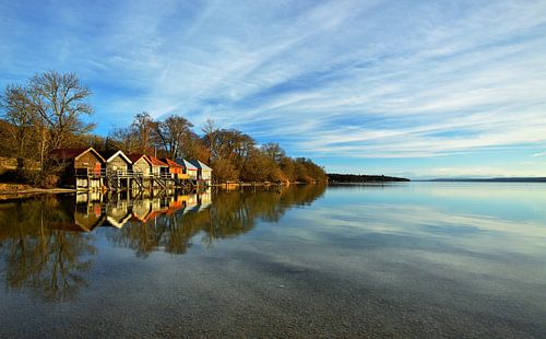 Des hangars à bateaux colorés au printemps sur le lac des Préalpes sur Oliver Lahrem