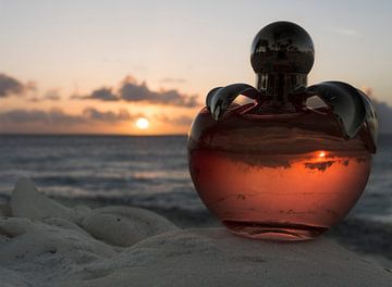 Close-up van een parfumflesje tijdens de zonsondergang op Bonaire van Alie Messink