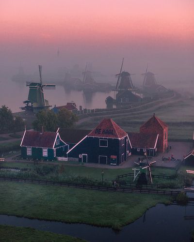 Zaanse Schans: Historische Windmolens bij Zonsopkomst in de Mist