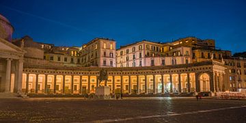 Napels - Piazza del Plebiscito bij nacht van t.ART