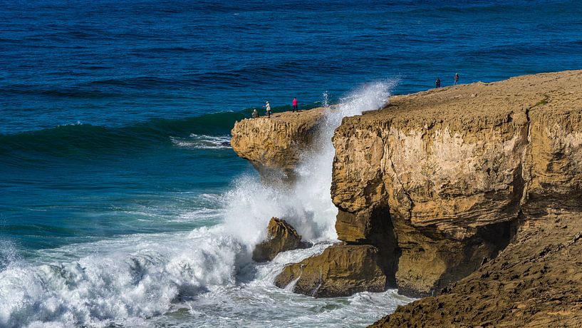 Fischer auf dem Felsen während des Fischerweges (Portugal) von Jessica Lokker