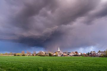 dreigende onweerswolken boven het dorp van Eugene Winthagen