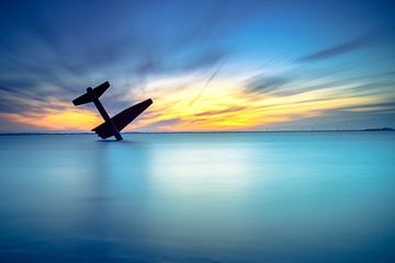 Atmosphärischer Sonnenuntergang über einem See mit langer Belichtung und ruhigem Wasser von Fotografiecor .nl