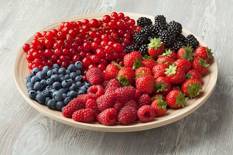 Fruits d'été frais et mûrs sur un plateau en bois par Frans Rombout
