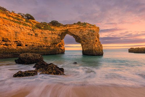 Coucher de soleil à Praia de Albandeira, en Algarve, au Portugal sur Henk Meijer Photography
