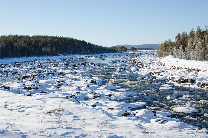 Stromend water door besneeuwd Zweeds Lapland van Anouk Hol