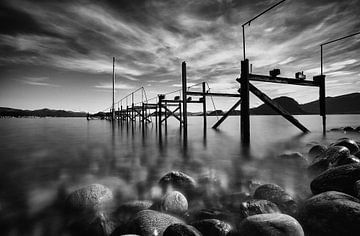 Schwarz-Weiß-Fotografie des alten Docks auf Godøy, Norwegen von qtx