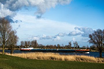 Hollandse rivier met binnenvaartschip van Ton de Koning