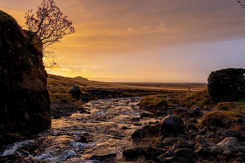 water bij zonsondergang van leon brouwer