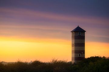Vuurtoren Kaapduinen Laag onder kleurrijke lucht van Thom Brouwer