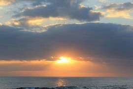 Indonesië: Zonsondergang 6 by Raoul van de Weg