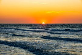 Promenade nocturne sur la plage dans la belle Normandie près de Saint-Aubin-Sur-Mer - France sur Oliver Hlavaty