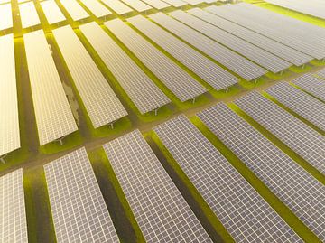 Luchtfoto van een zonnepark dat schone hernieuwbare elektriciteit produceert