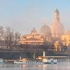 Frauenkirche Dresden met de Elbe bij zonsopgang van Daniela Beyer