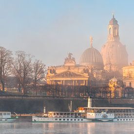Frauenkirche Dresden mit Elbe zum Sonnenaufgang von Daniela Beyer