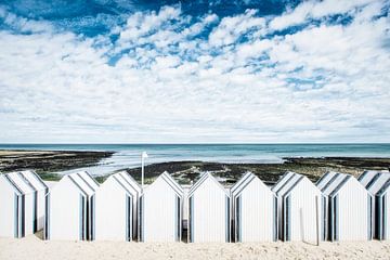 Strandhuisjes Etretat Frankrijk. van Ron van der Stappen