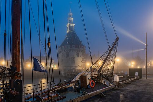 De Hoofdtoren van Hoorn in de mist