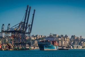Containerschip die in Havenstad van Salvador, Brazilië aankomen