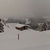 Berghut in de Sneeuw bewolkt bovenzicht van Guido Akster