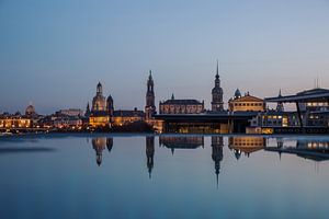 Reflectie van de oude stad van Dresden van Sergej Nickel