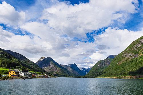 Uitzicht over de Fjærlandfsjord in Noorwegen