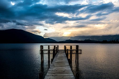 Rustige Steiger bij Zonsondergang in Nieuw-Zeeland van Charlotte MM