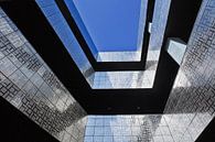 Opvallende architectuur met glanzende tegels en een blauwe hemel van Tony Vingerhoets thumbnail
