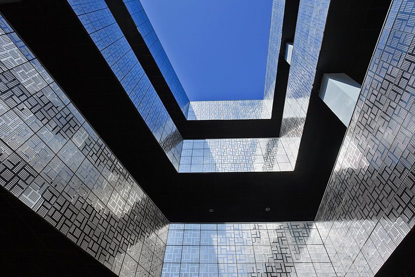 Opvallende architectuur met glanzende tegels en een blauwe hemel van Tony Vingerhoets