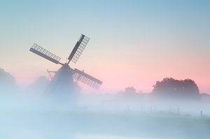 Windmill in the fog sur Olha Rohulya