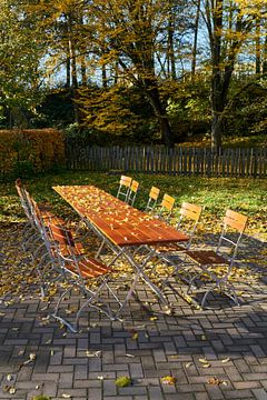 Lege stoelen in een biertuin in Duitsland in de herfst van Heiko Kueverling